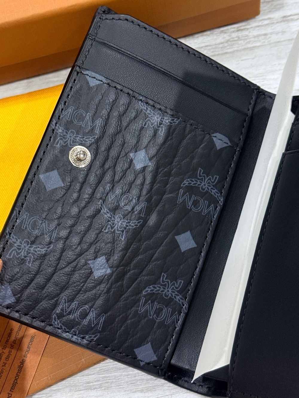 MCM x Hello Kitty Bifold Wallet - Japan exclusive! - BNIB - Picture 4 of 10